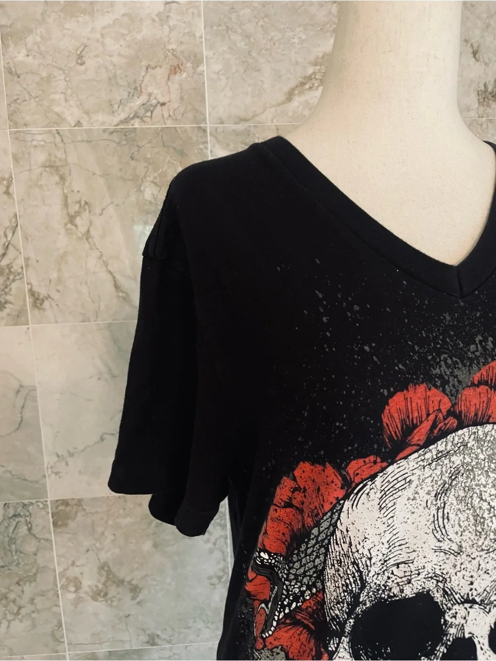 GUESS Floral Skull Graphic V Neck Shirt Tee - Picture 4 of 8